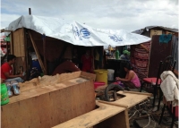 UNHCR tarps provide coverage for Typhoon Haiyan survivors